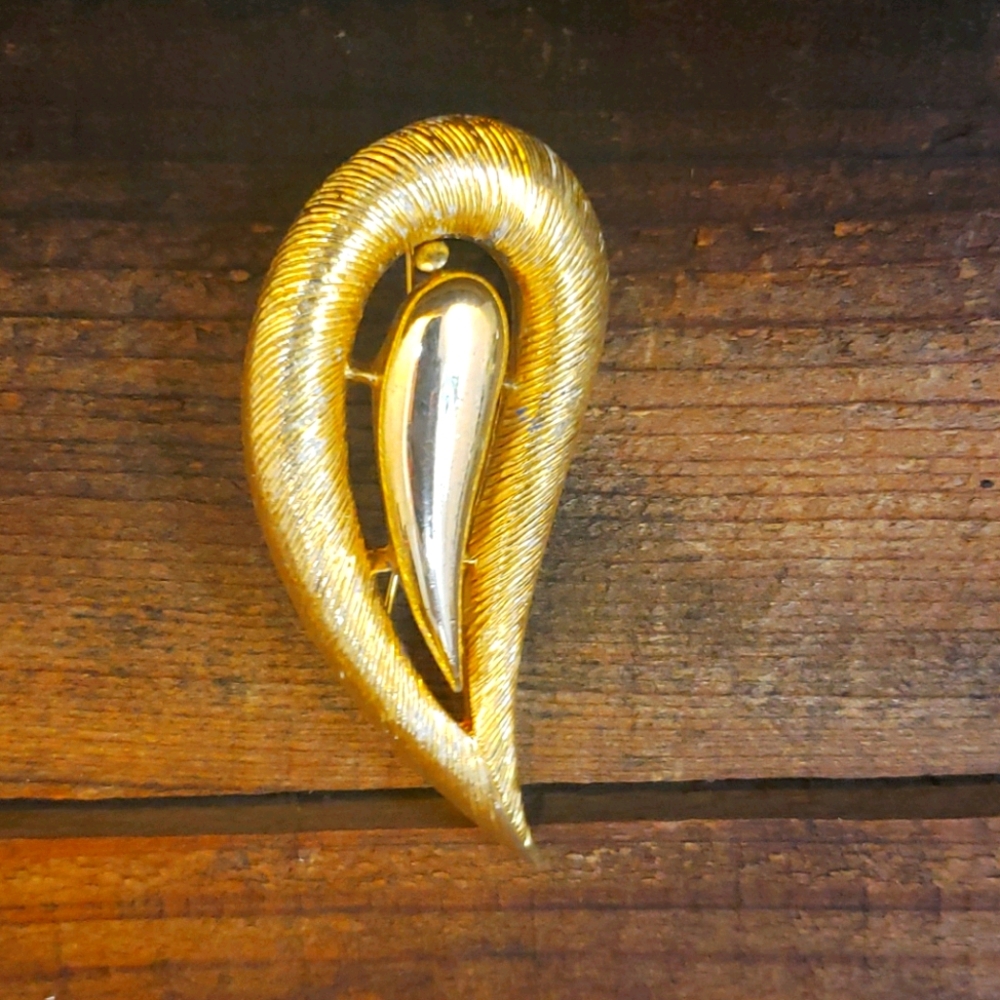 🛍Broach gold in color,  vintage